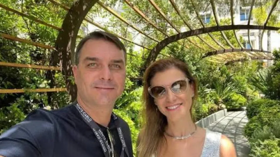 Equipe de Flávio Bolsonaro prepara esposa para reforçar campanha em gesto a mulheres