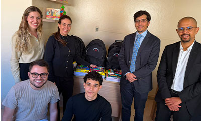 Jovens acolhidos em Abre Campo recebem kits escolares