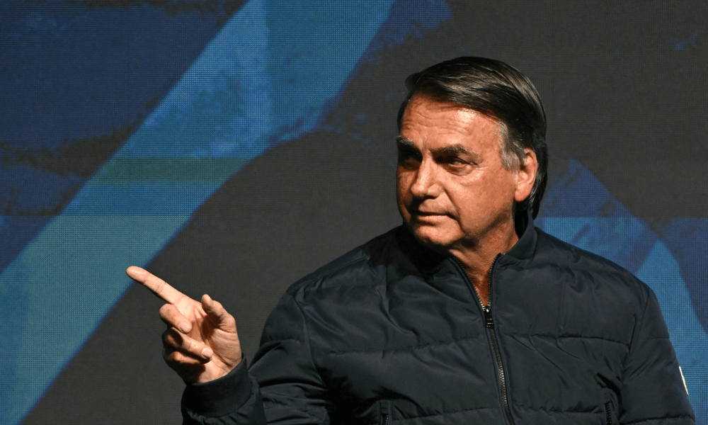 Exército entrega seis armas de Bolsonaro à PF e diz não estar com outras duas