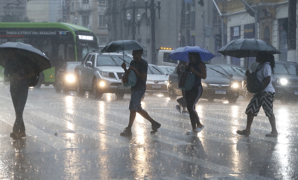 Após tempestade, mais de 700 pessoas estão desabrigadas em cidade do RS