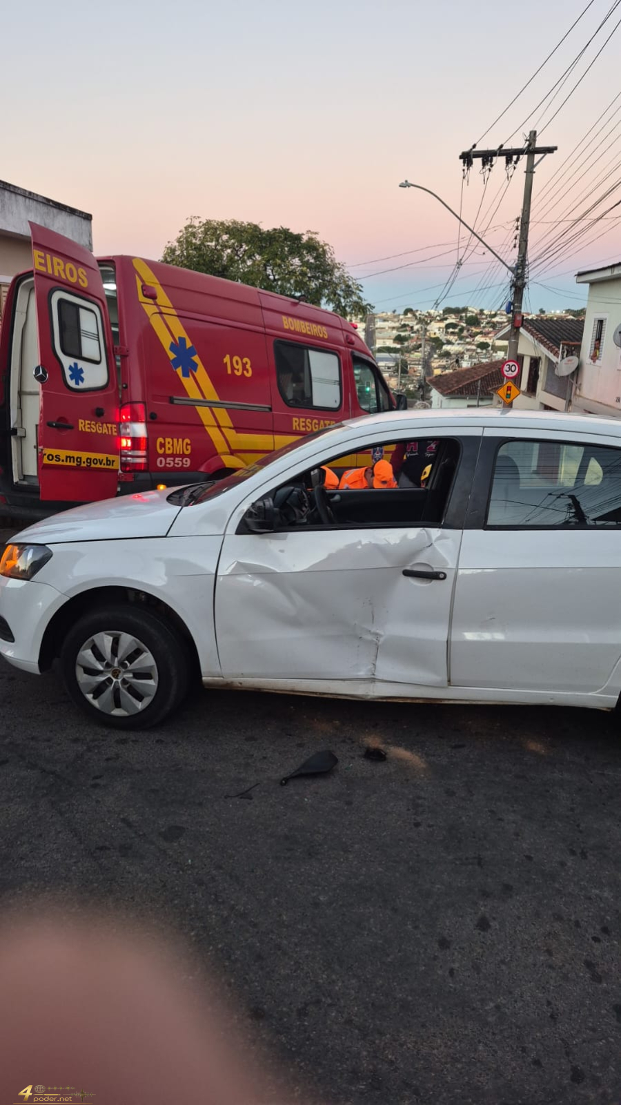 Motociclista fica ferida após colisão entre carro e moto em Alfenas
