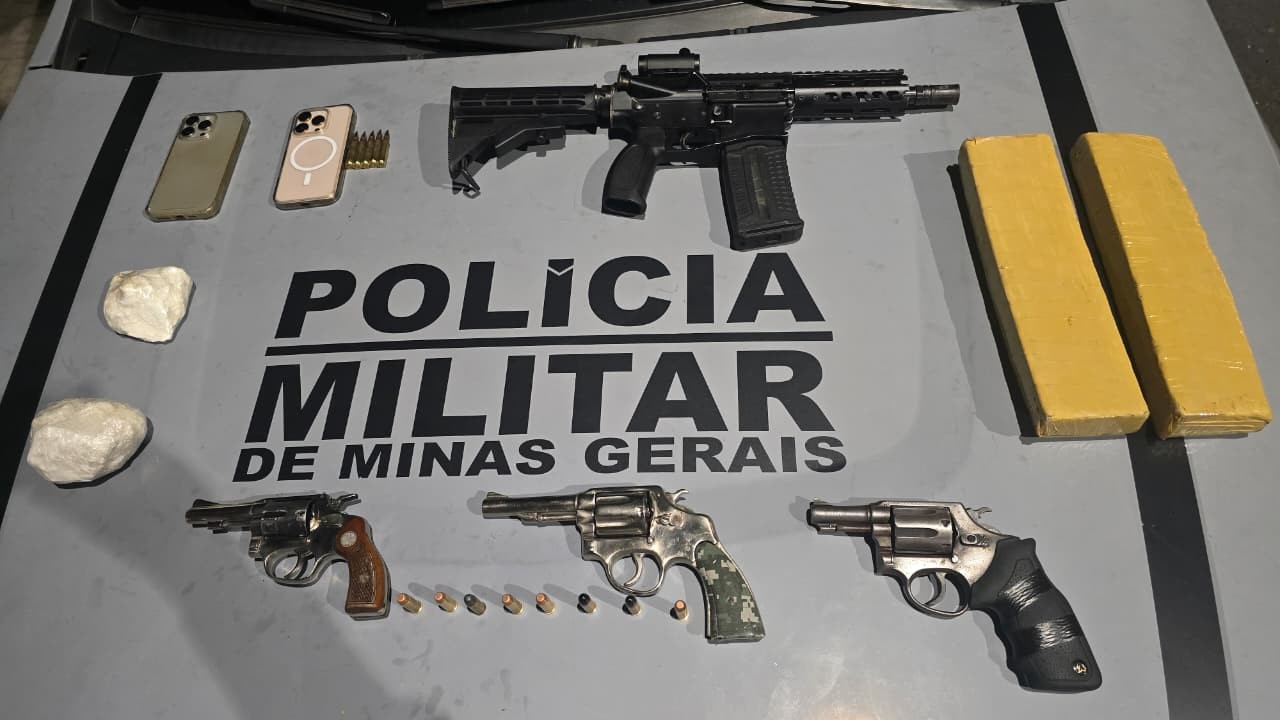 Drogas, fuzil e três revólveres são apreendidos em Curvelo; dois homens foram presos