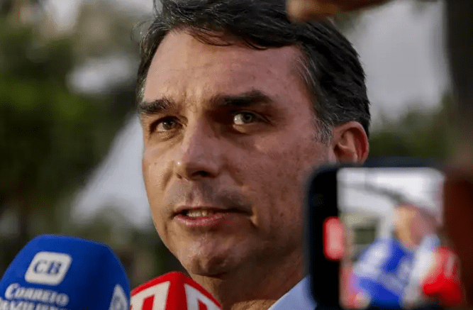 TSE manda remover vídeo que relacionava Flávio Bolsonaro ao crime organizado