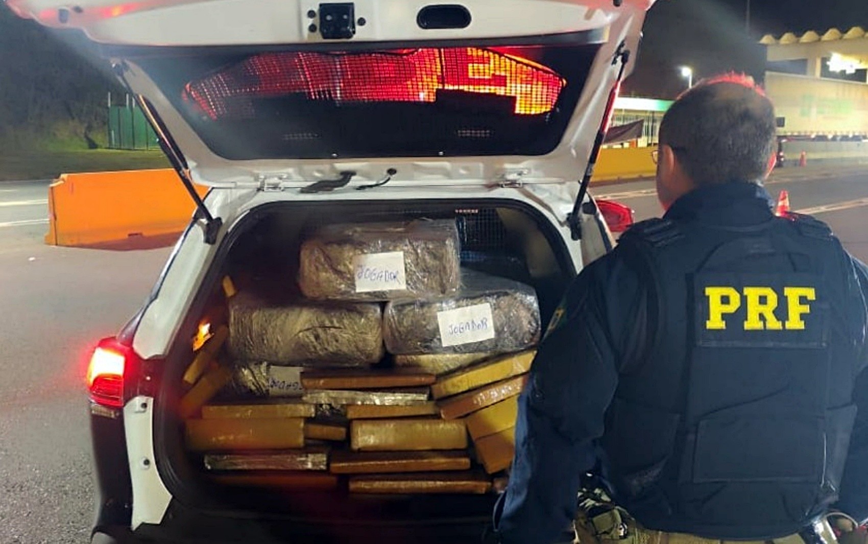 PRF apreende cerca de 239 kg de maconha escondidos em mudança na Fernão Dias; dois homens são presos