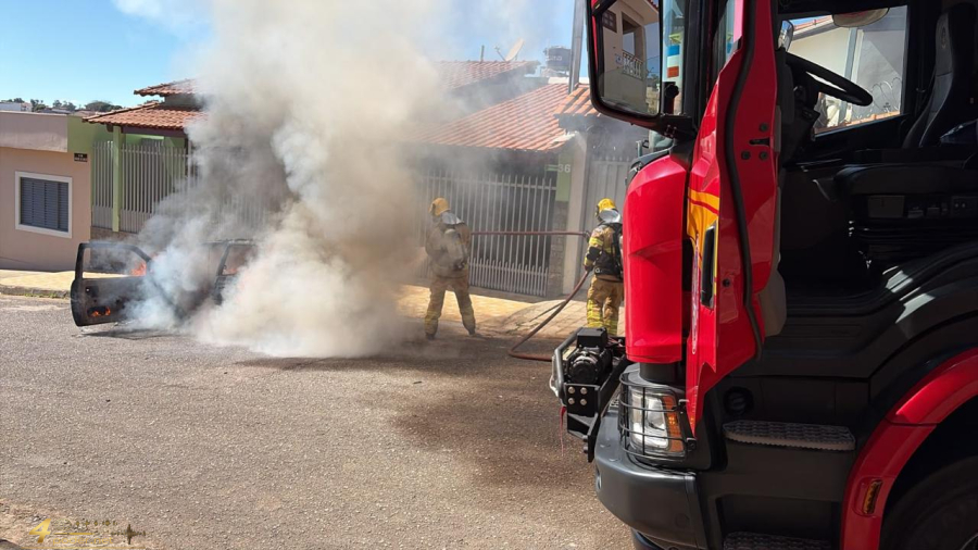 Incêndio destrói veículo no Jardim Tropical e mobiliza Bombeiros em Alfenas