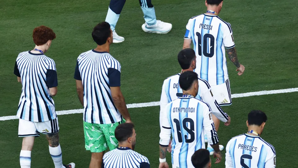 Argentina vira as costas para a Espanha durante entrega da taça