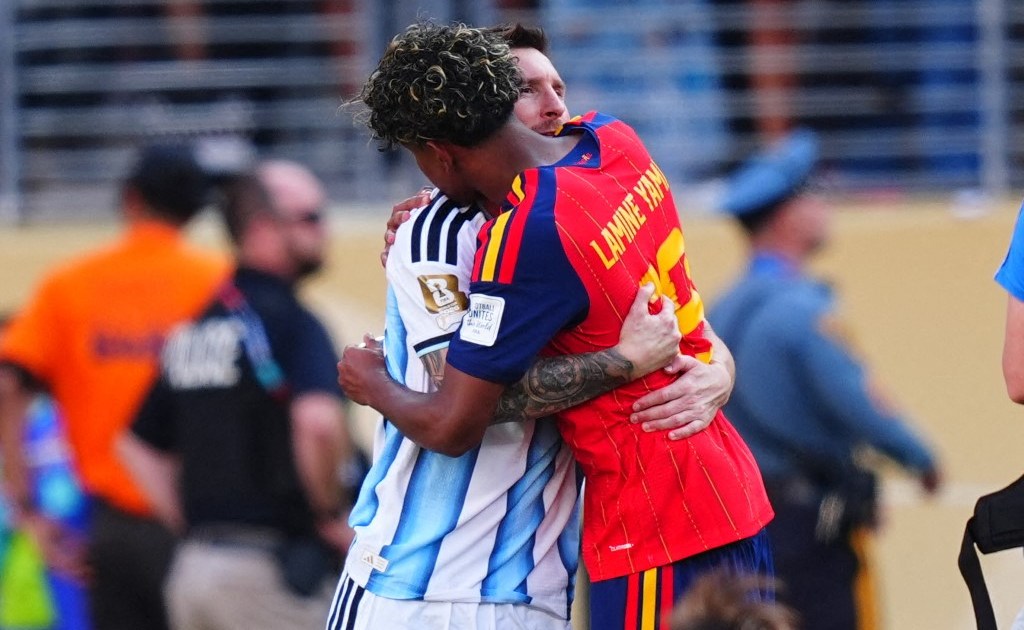 Yamal e Messi se abraçam após fim da Copa do Mundo; veja vídeo
