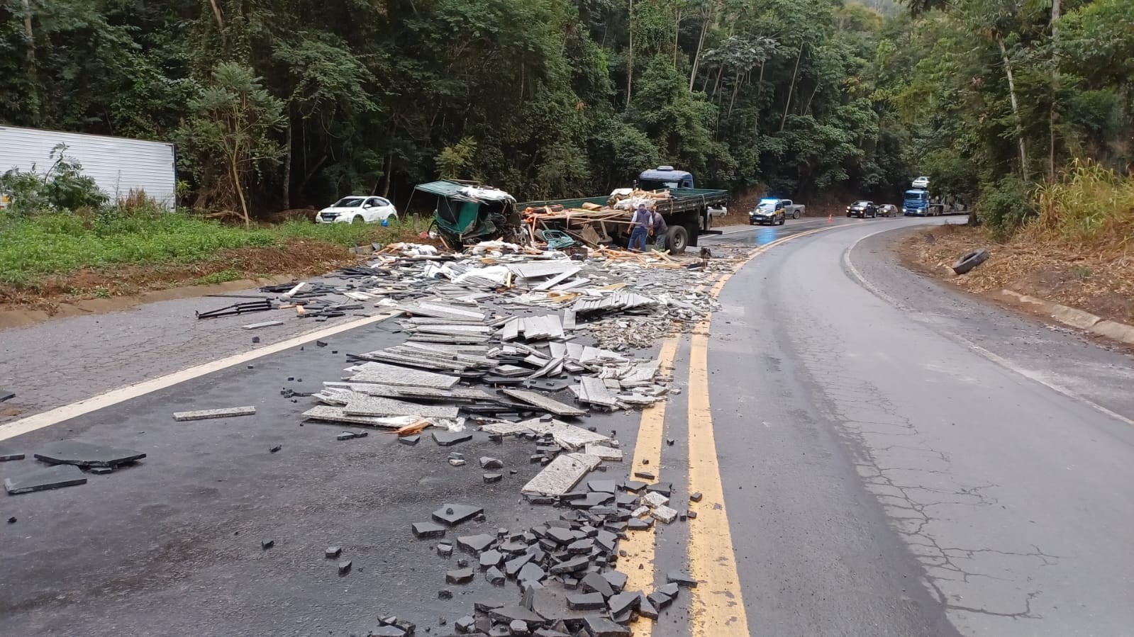 Carga de pedras se espalha pela BR-262 após batida entre caminhão e carreta em Manhuaçu