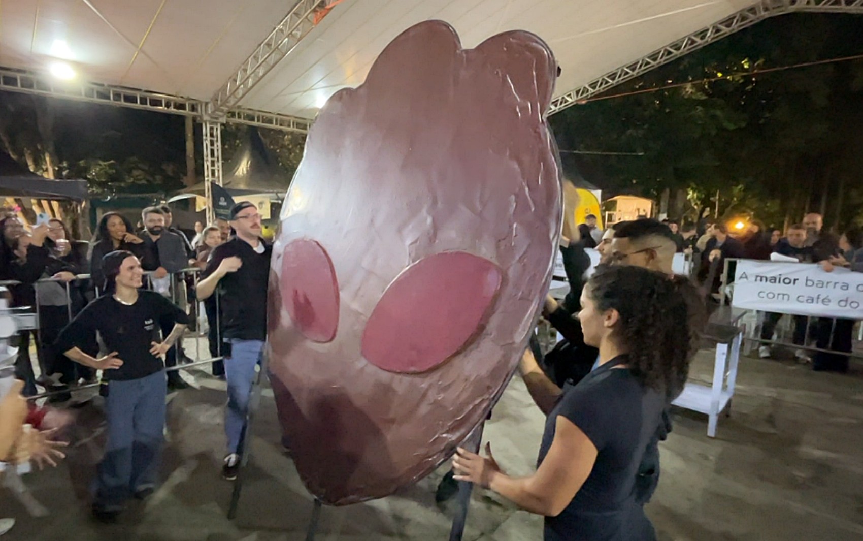 Com mais de 2 metros e meio de altura, barra de chocolate em formato de ET é destaque em festival no Sul de Minas