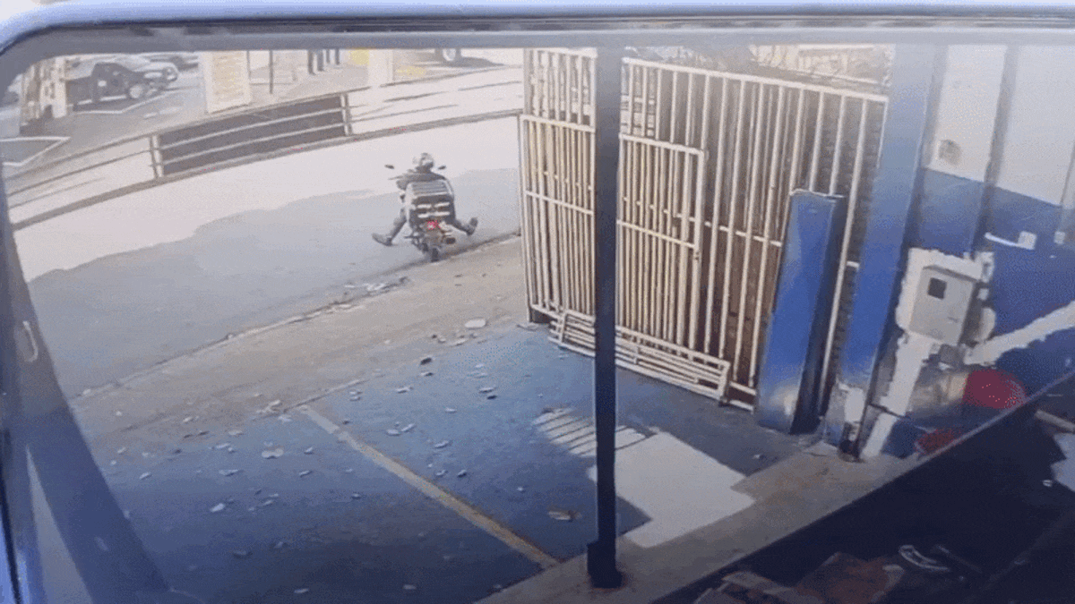 VÍDEO: Ônibus do MOVE atinge motoboy que estava em moto estacionada em BH