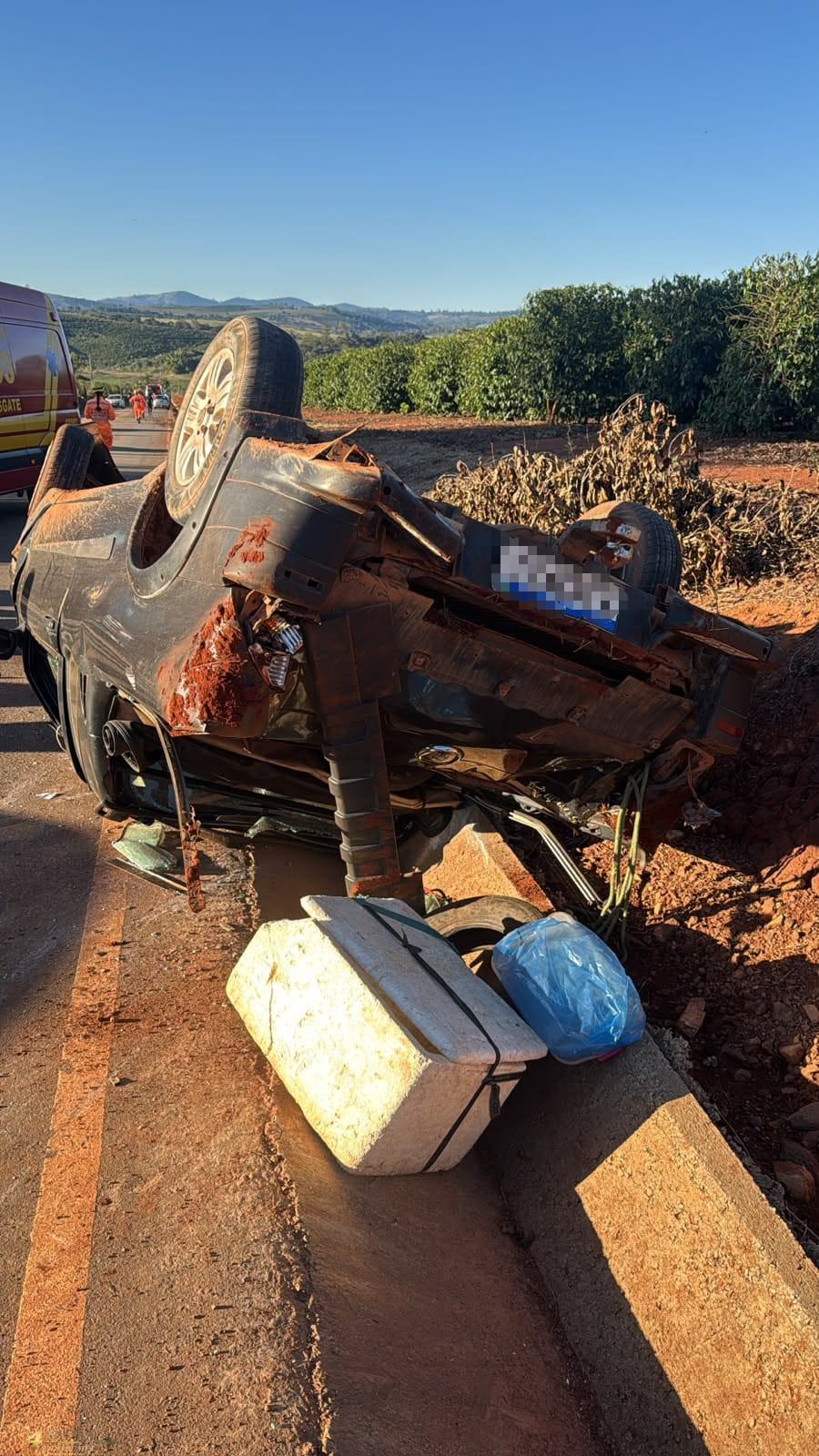 Motorista fica gravemente ferido após capotamento em Córrego do Ouro em Campos Gerais