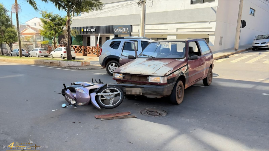 Motociclista fica ferida após colisão com carro em cruzamento de Alfenas