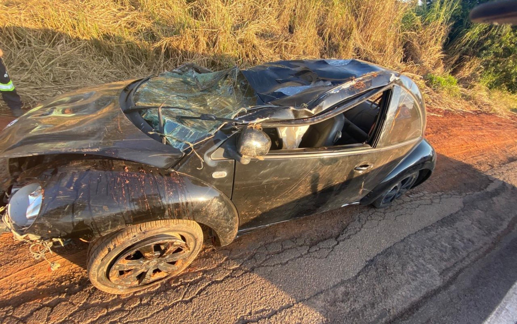 Motorista fica gravemente ferido após capotar carro na MGC-369, em Campos Gerais