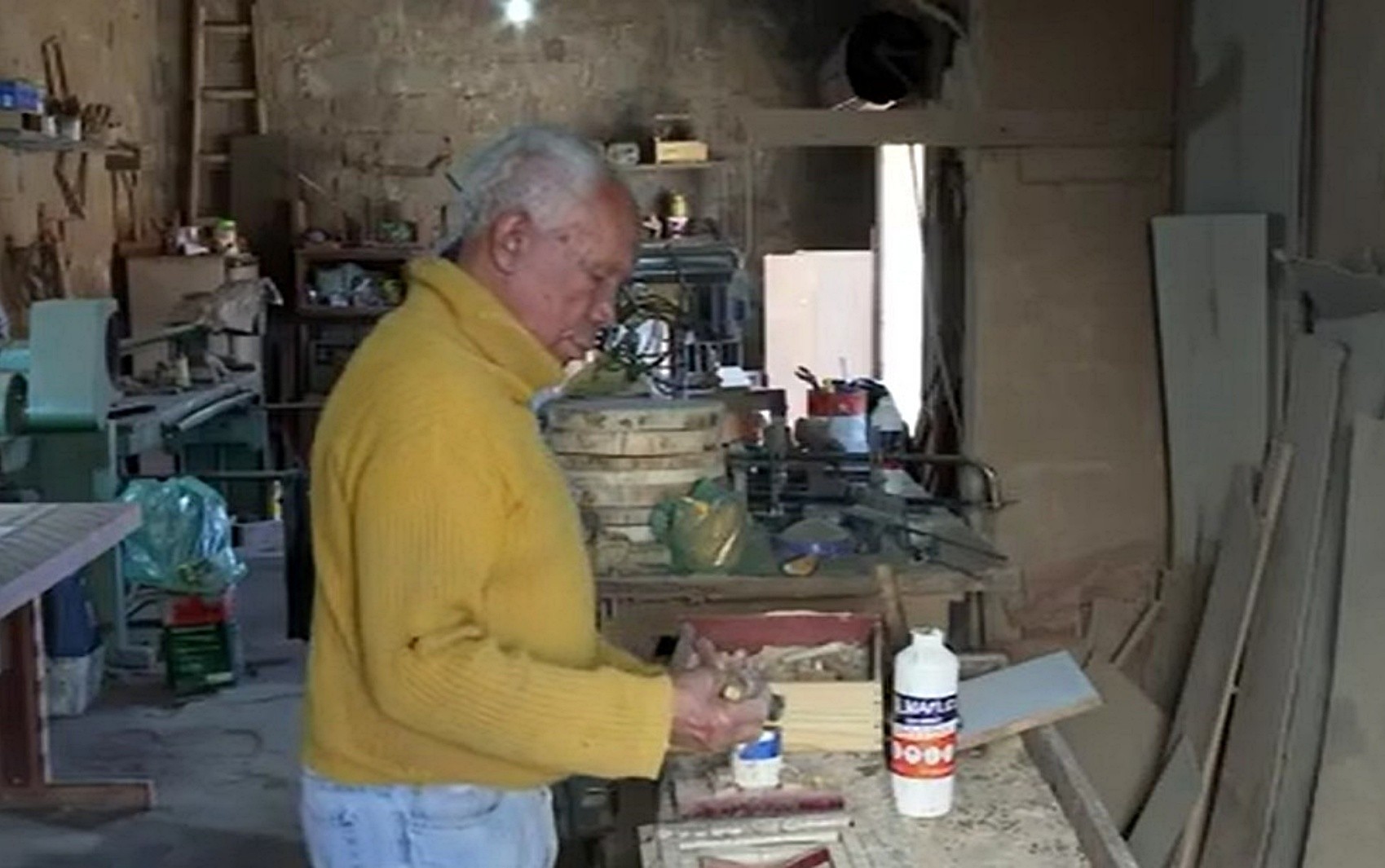 Aos 83 anos, artesão de MG usa pés de café para fazer móveis e peças de decoração