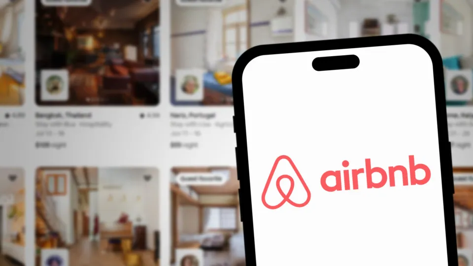 Airbnb eleva projeção anual com demanda forte e avanços com IA na plataforma