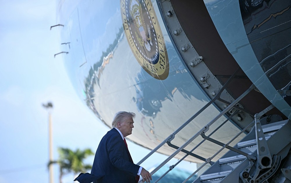 Trump se escondeu em caminhão de comida e trocou de avião secretamente, diz jornal
