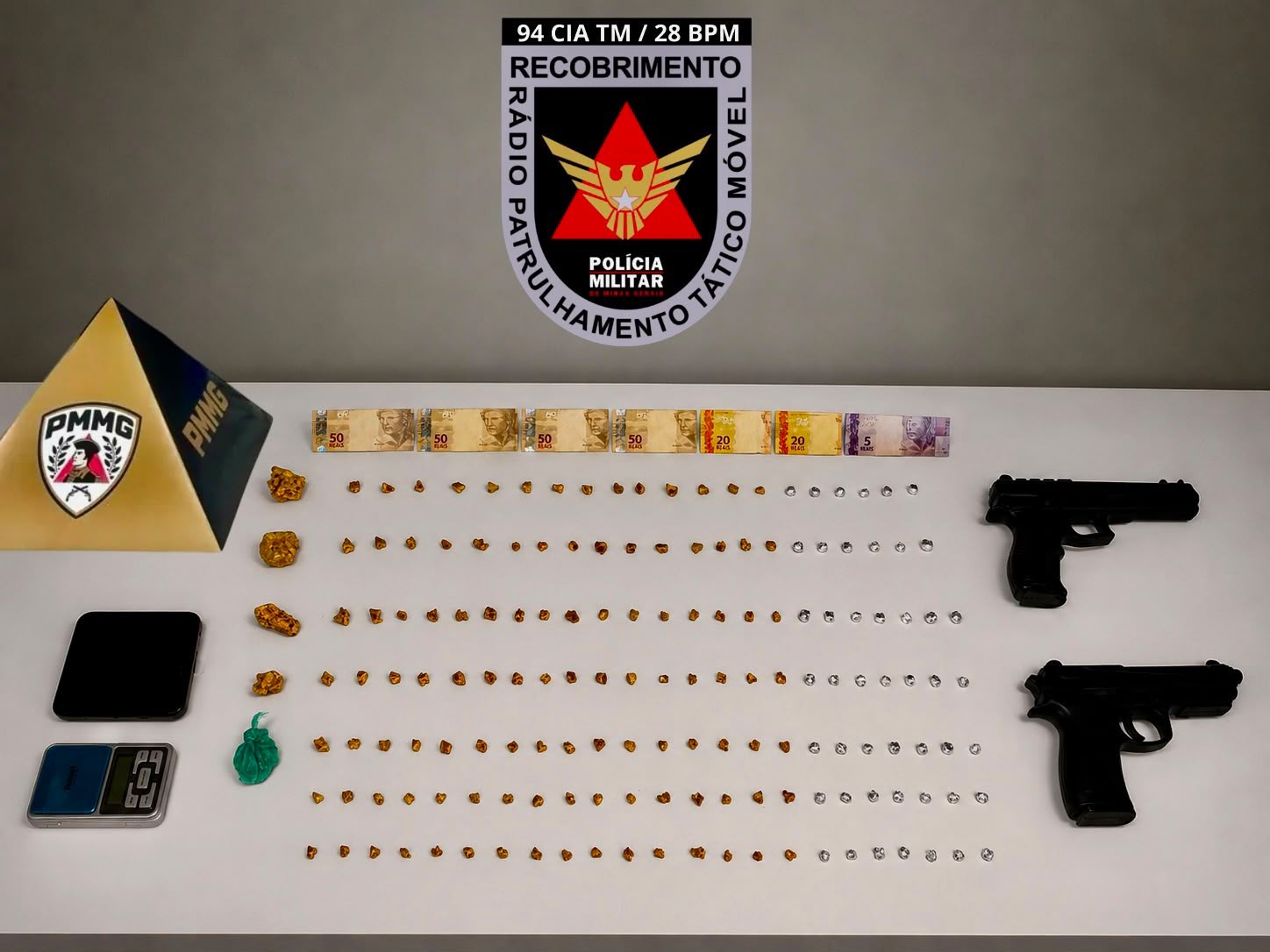 Homem com tornozeleira eletrônica e várias passagens é preso com crack e réplicas de arma em Unaí