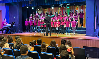 Integrantes do Coral Infantojuvenil participam de evento no Colégio Santo Antônio
