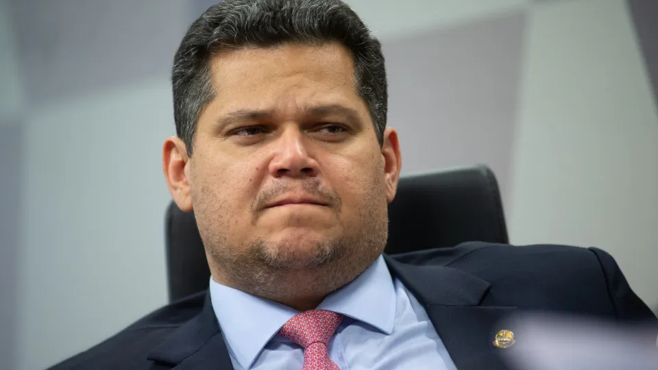 Alcolumbre destrava tramitação do fim da escala 6x1 após encontro com Lula
