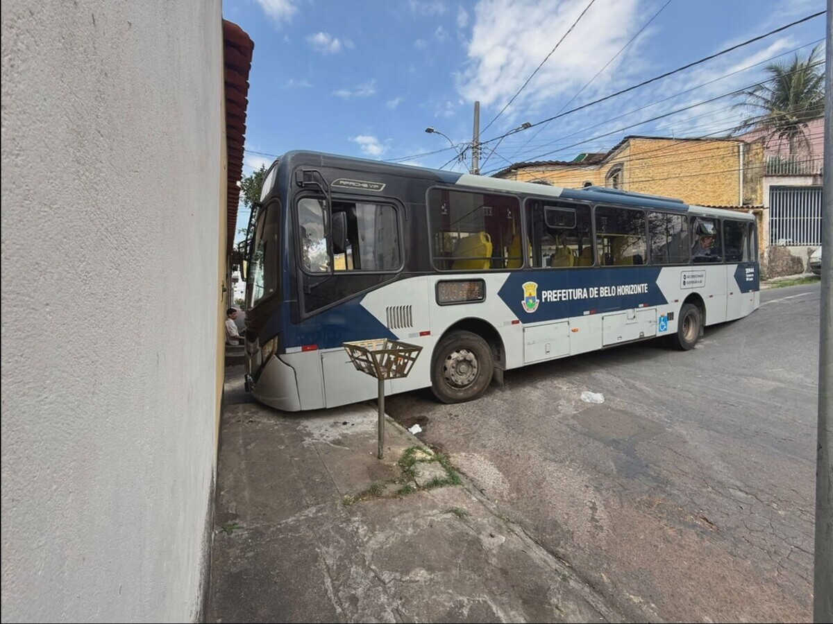Ônibus fica preso ao asfalto e bloqueia rua em BH; FOTOS