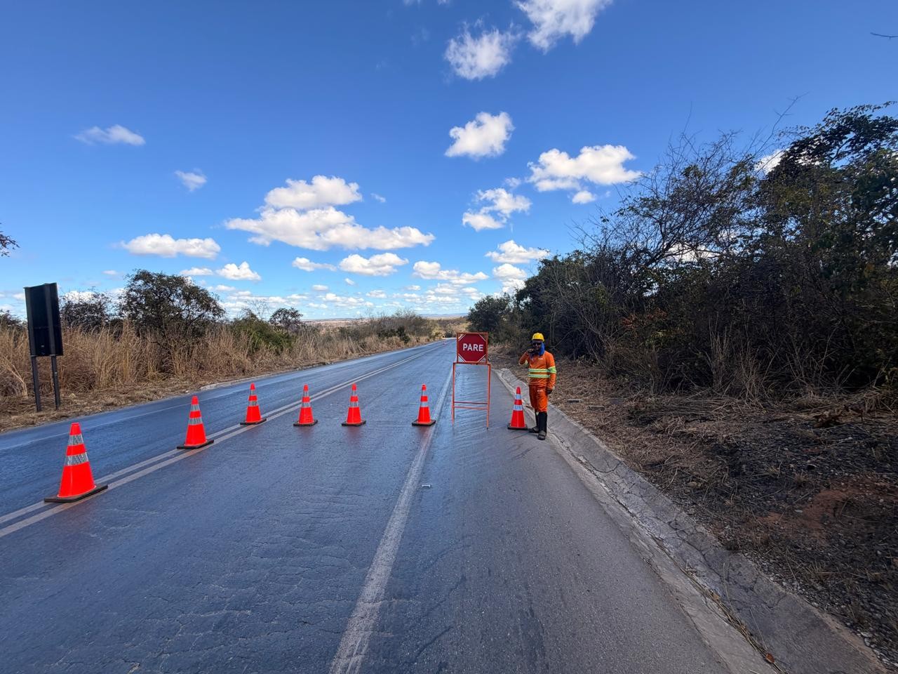 Obras nas BRs-251 e 116 exigem atenção redobrada dos motoristas em trechos de pare e siga