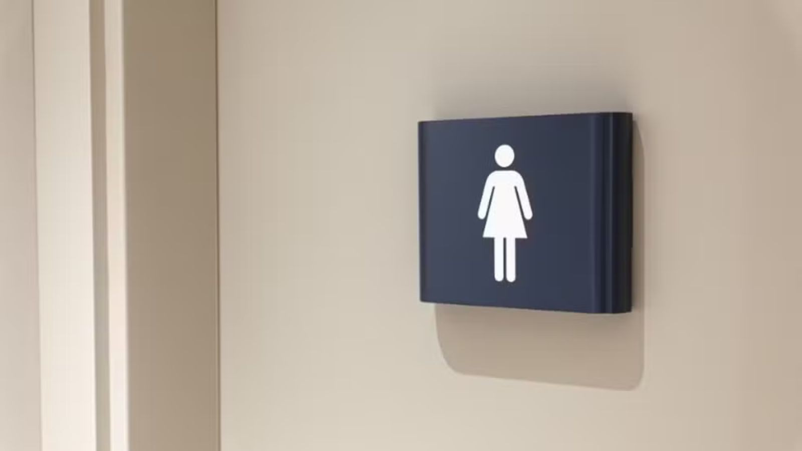 Shopping de Contagem é condenado por constranger mulher trans que usou banheiro feminino