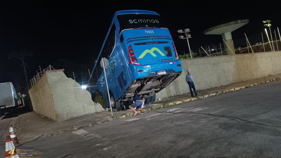  Ônibus da SC Minas invade área da Copasa após descer sozinho em Alfenas