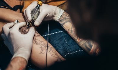 Homem é condenado por tatuar duas adolescentes sem autorização dos pais