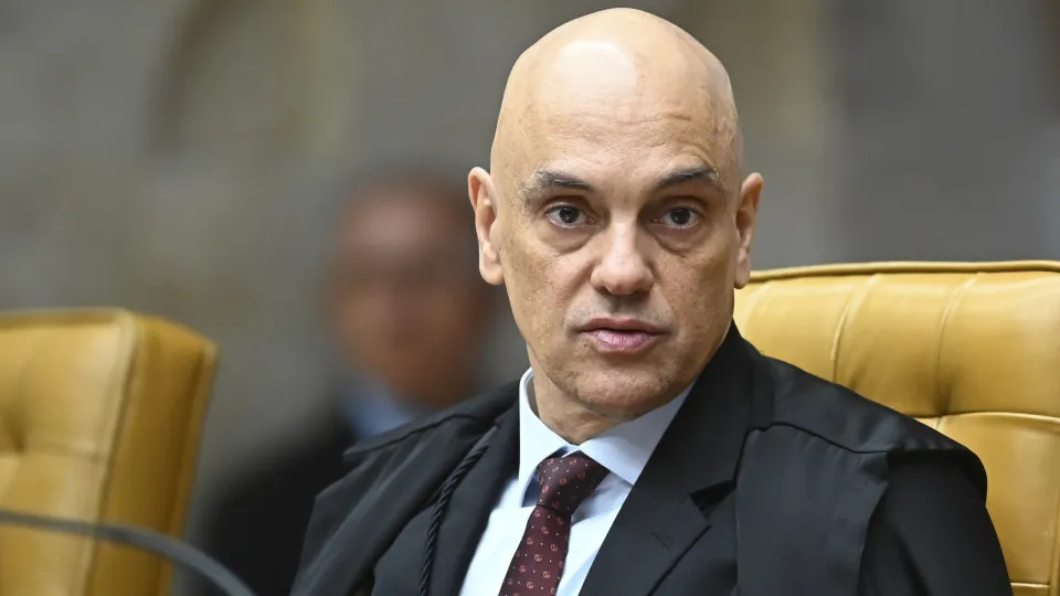Moraes autoriza que Jair Bolsonaro volte a receber visitas de Jair Renan e Carlos Bolsonaro