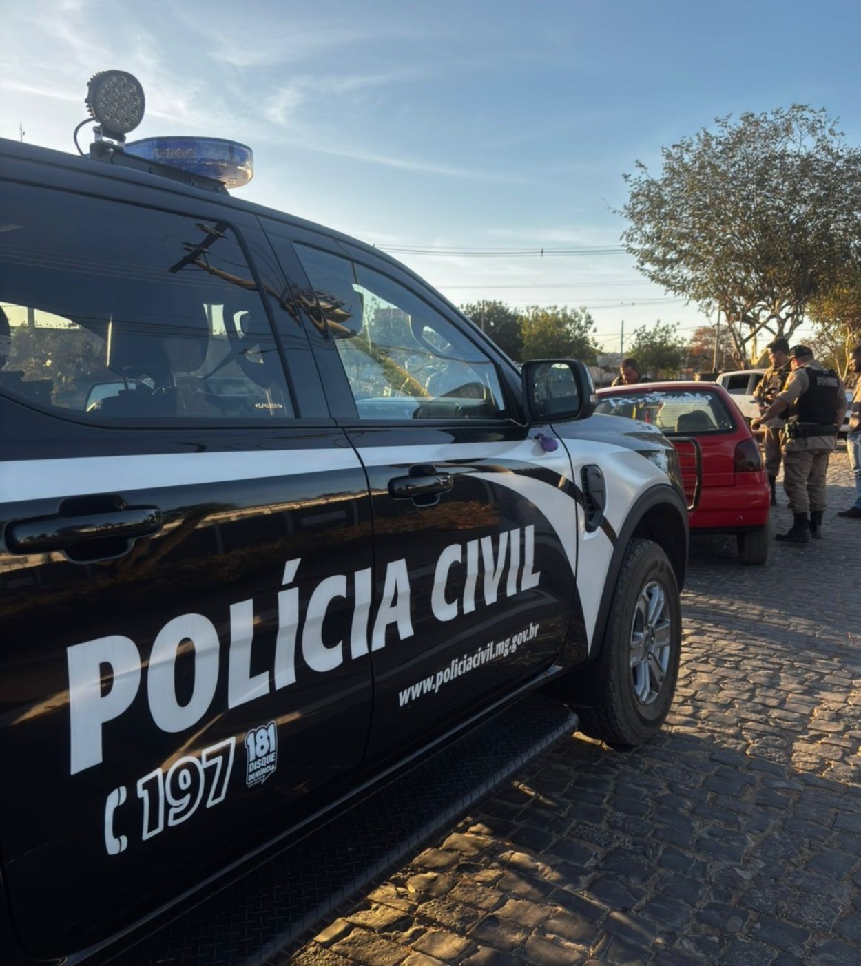 Homem ignora medida protetiva, vai à casa da ex, joga carro contra ela e acaba preso em Januária