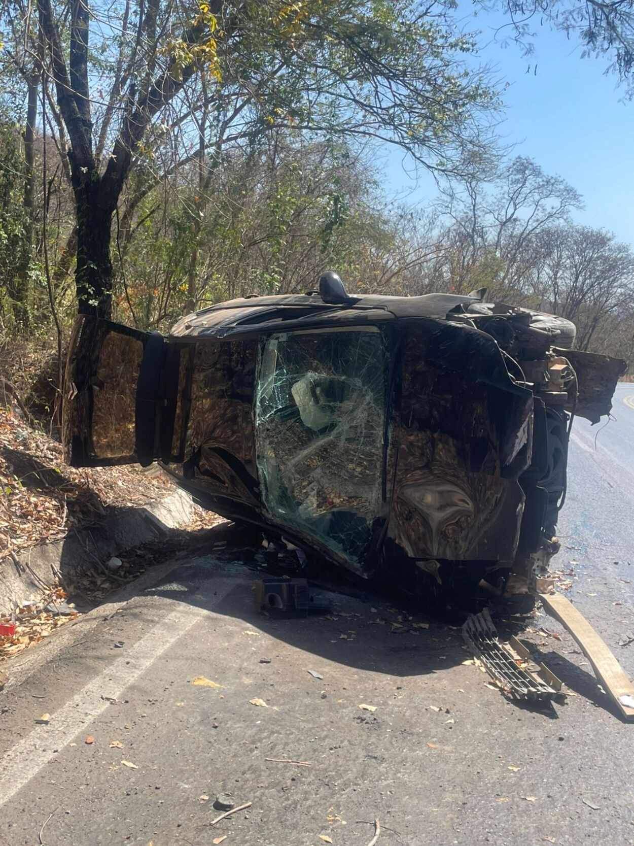 Motorista perde o controle da direção em trecho com óleo e carro capota na BR-365