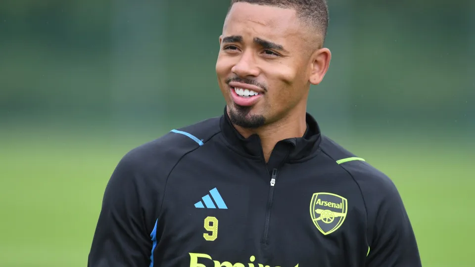 Hansi Flick elogia Gabriel Jesus e atacante pode estrear pelo Barcelona
