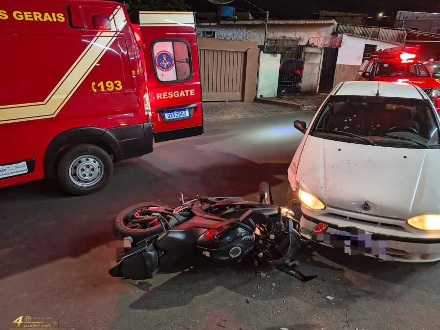 Bombeiros atendem acidente entre carro e motocicleta em Alfenas