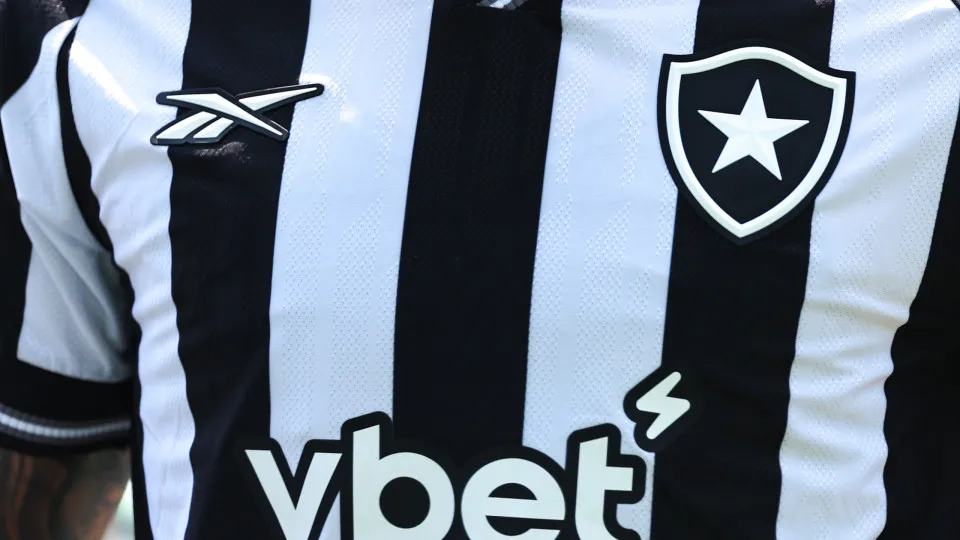 Botafogo e Bragantino empatam em jogo com revolta após expulsão de ex-Flamengo