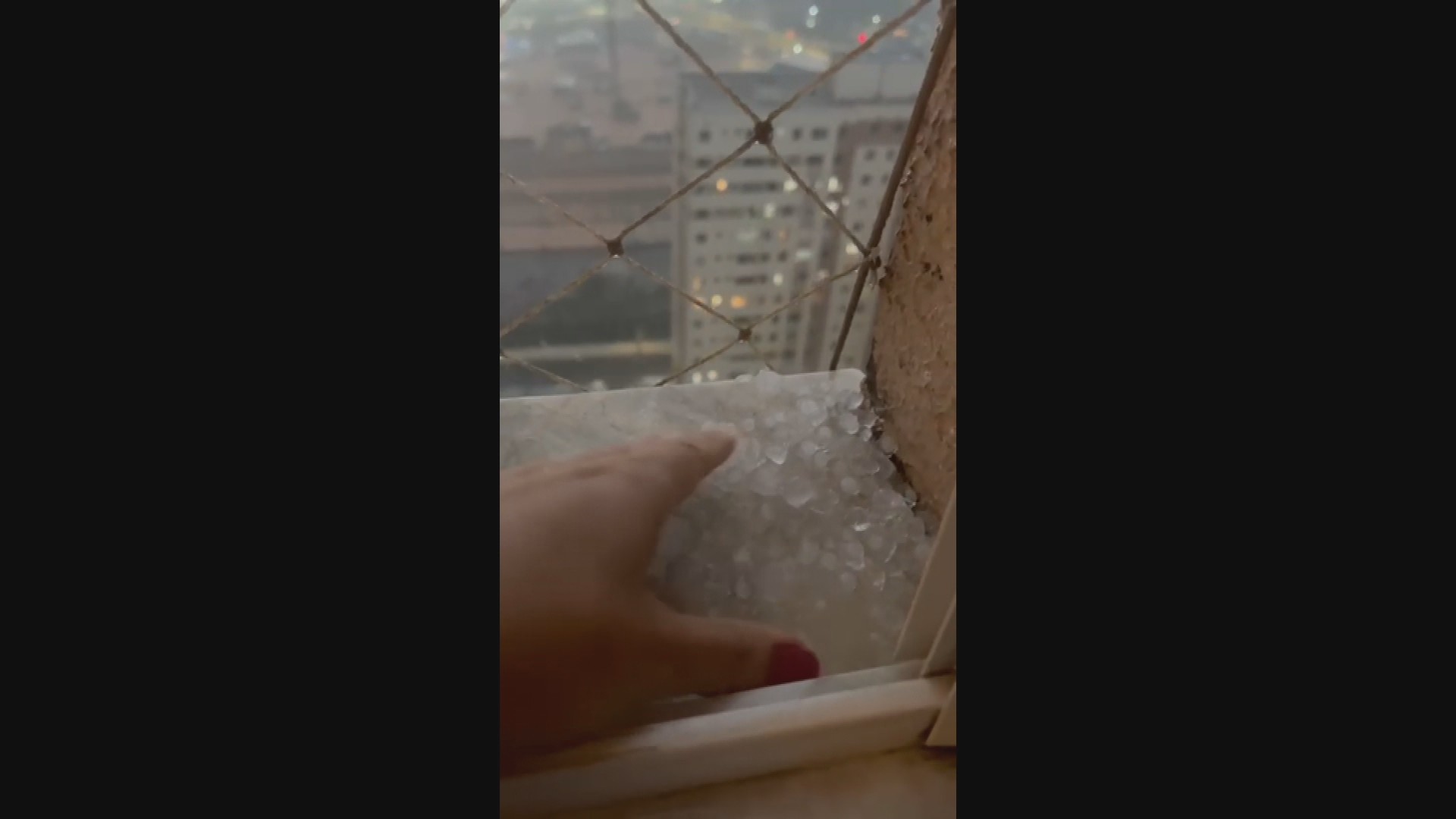 Cidades da Região Metropolitana de Belo Horizonte são atingidas por forte chuva e granizo neste domingo
