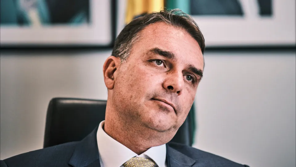 Flávio Bolsonaro usou apartamento de investigado por fraudes no INSS, diz revista