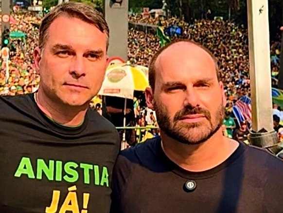 Eduardo curte post em que irmão de Bolsonaro diz que Flávio ‘não arrasta multidões’