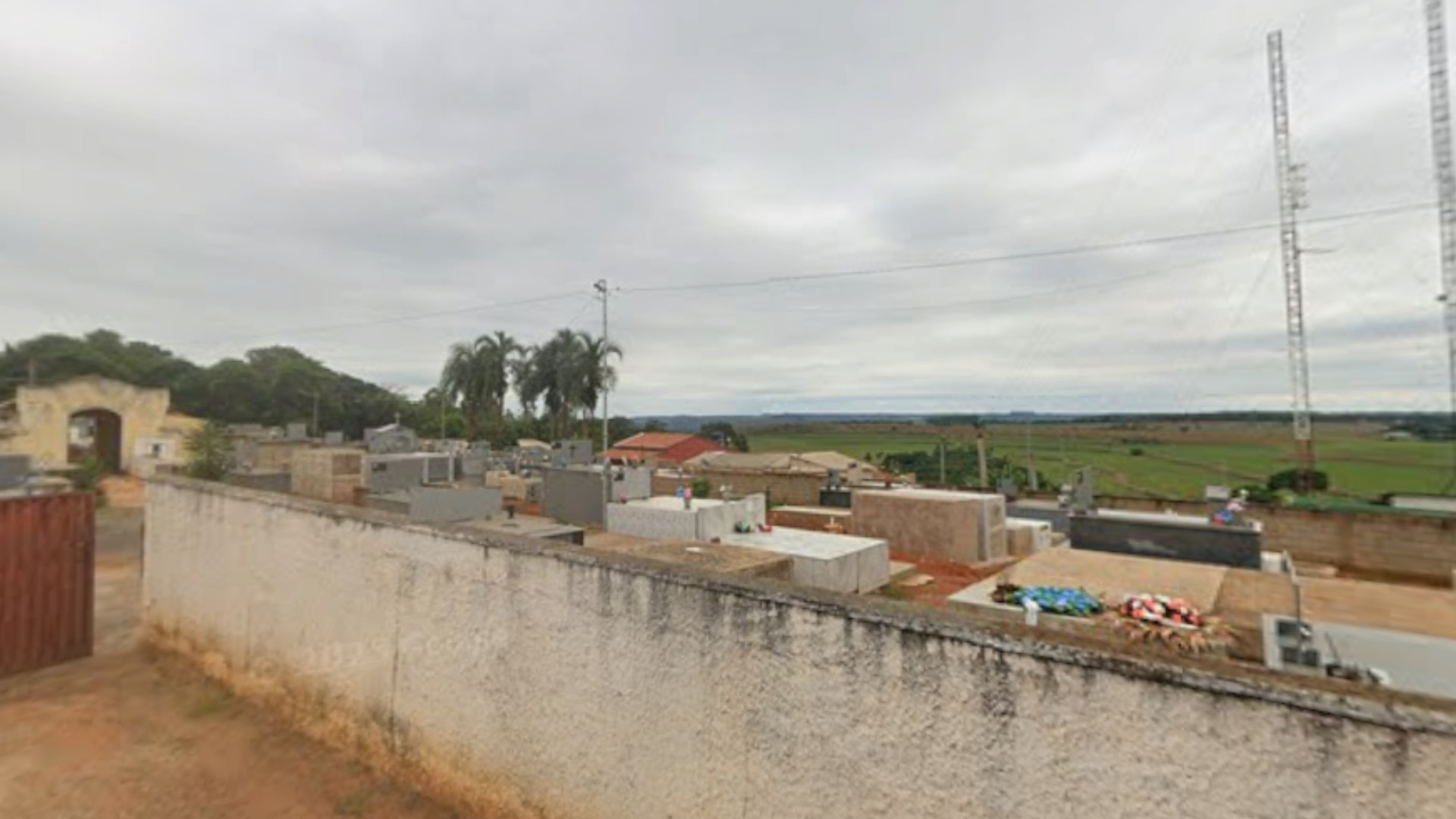 Ossada é encontrada ao lado de caixão fora de cemitério em MG