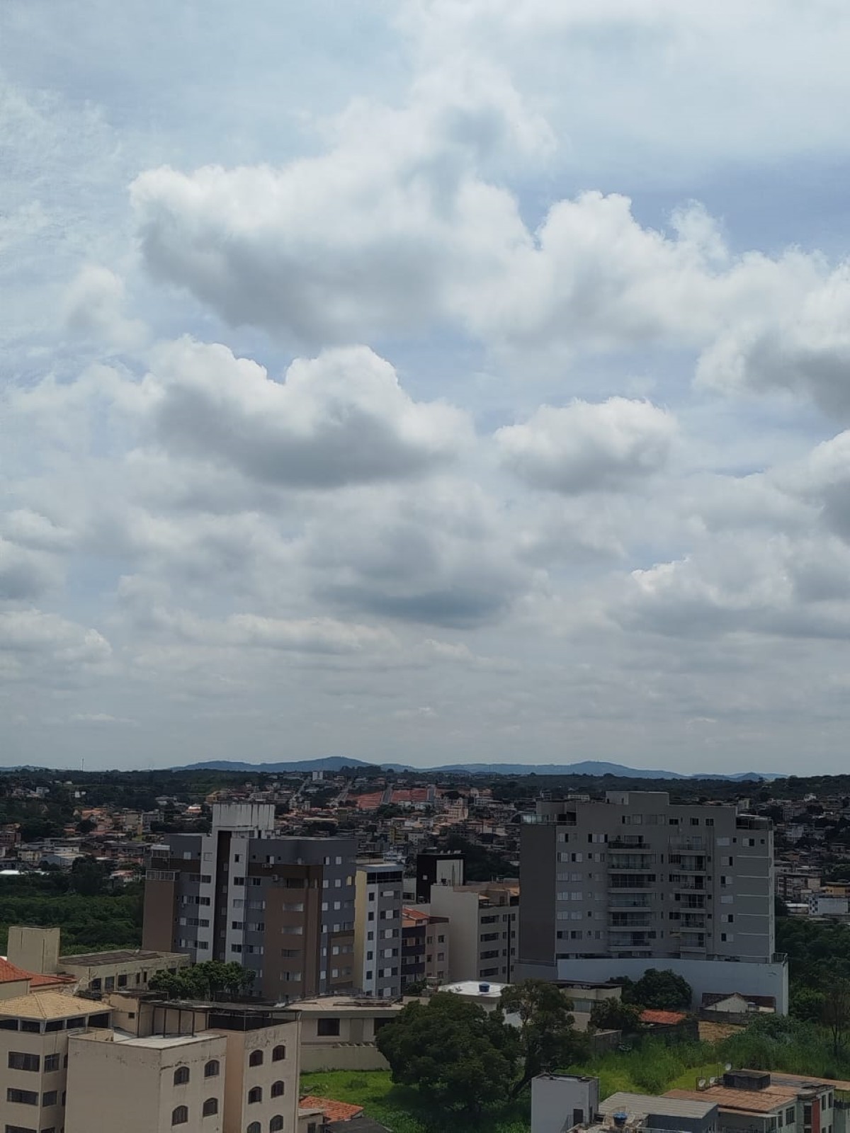 Primavera começa com chuvas intensas e frente fria em Divinópolis e região