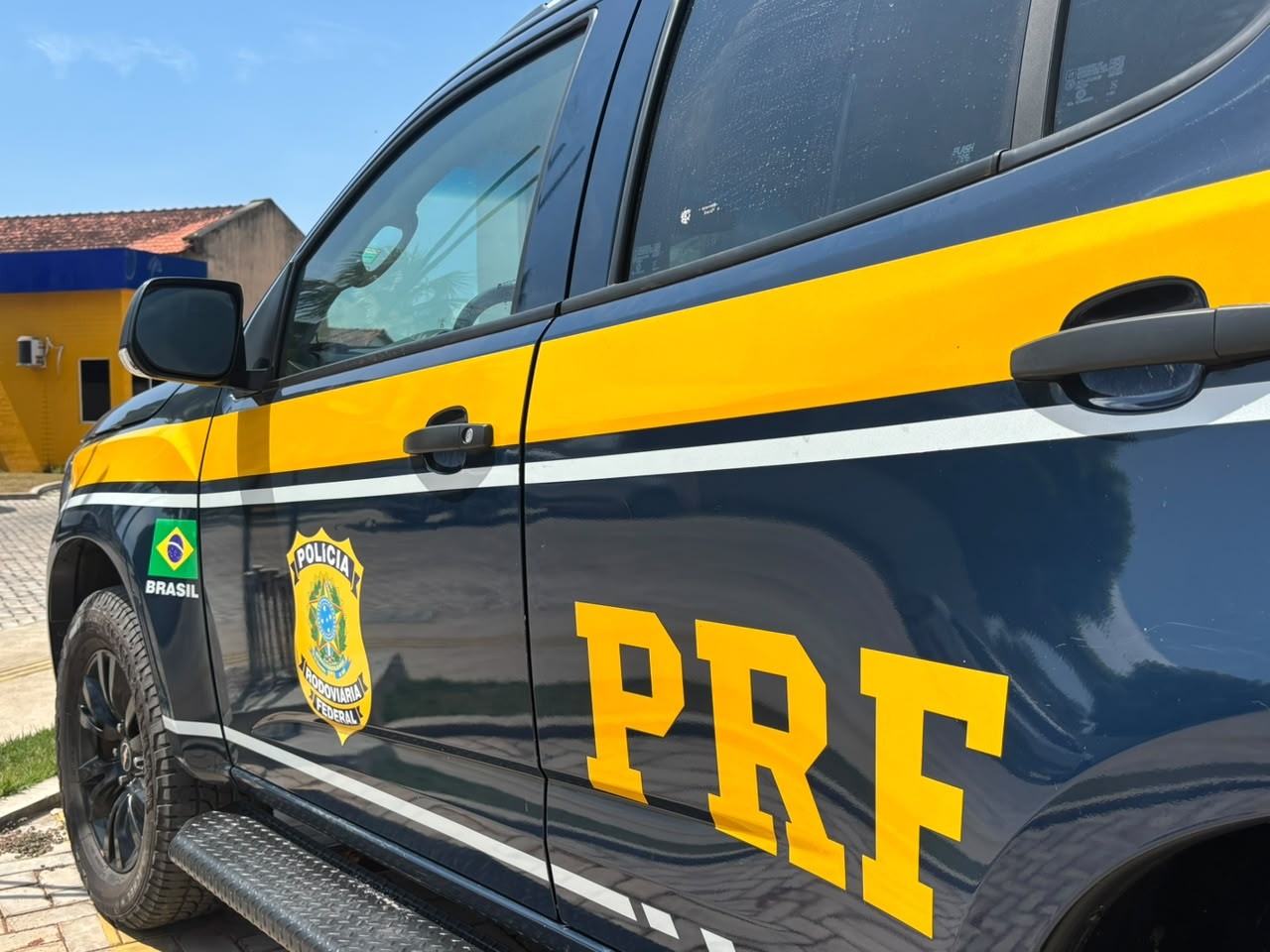 Motociclista morre e garupa fica ferido após moto bater em carro que atravessava a BR-116 em MG