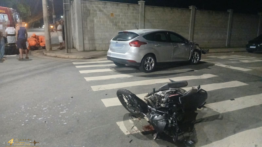 Motociclista fica ferido após colisão com carro em cruzamento de Alfenas