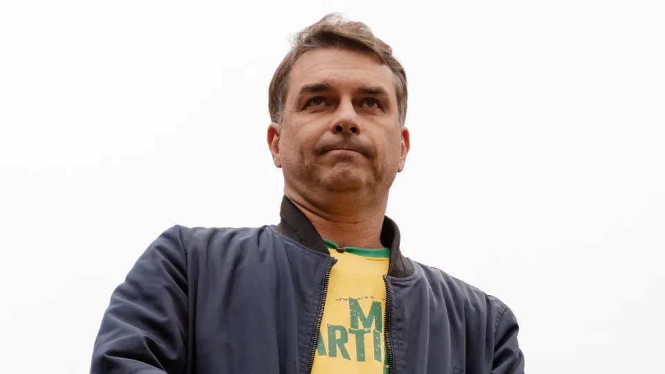Flávio usou jatinho ligado à Vorcaro em viagem em 2025, diz revista