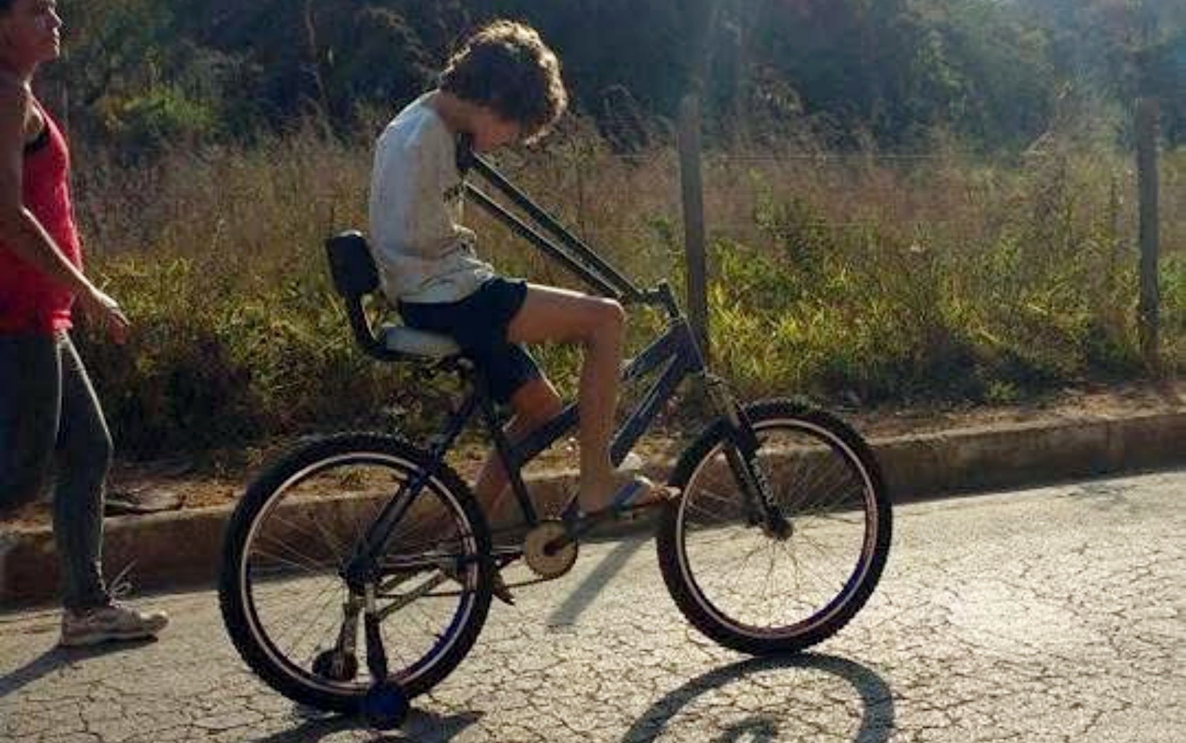 Bicicleta adaptada foi primeiro passo de jovem que nasceu sem os braços até a conquista da CNH em MG