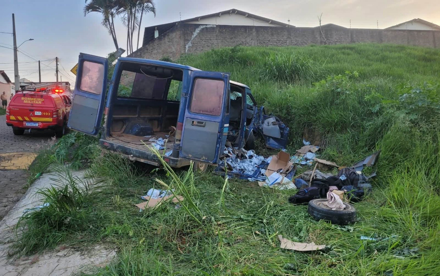Trabalhador rural morre após van perder freios e bater em barranco em Andradas; motorista é preso