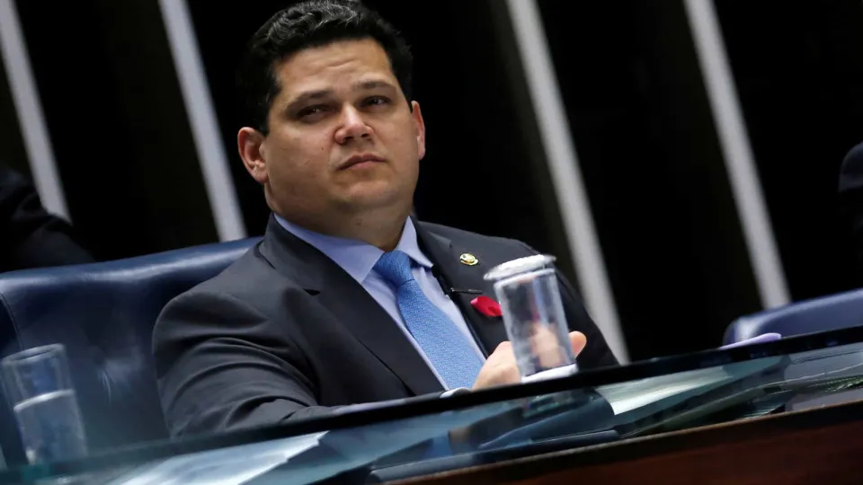 Alcolumbre está 'determinado' e PEC da 6x1 será votada antes do 2º turno, diz ministro