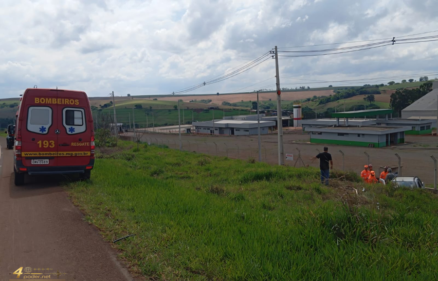 Motorista perde controle e cai em ribanceira na MGC-491, em Alfenas