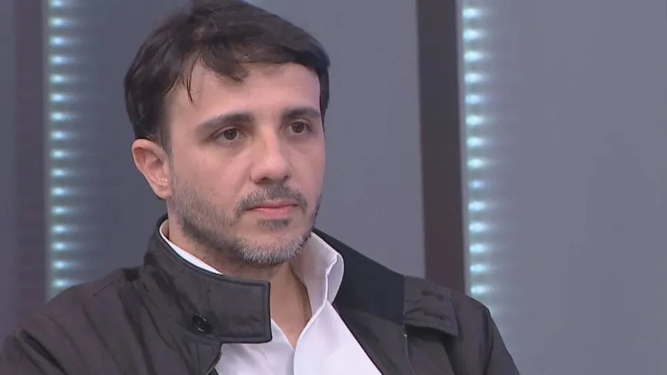 Renan Santos modula discurso e interage com esquerda como contraponto a Flávio