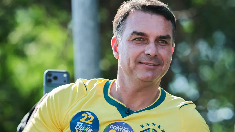 Lula diz que plano de ajuste de Flávio Bolsonaro é para 'cortar do sangue do povo'