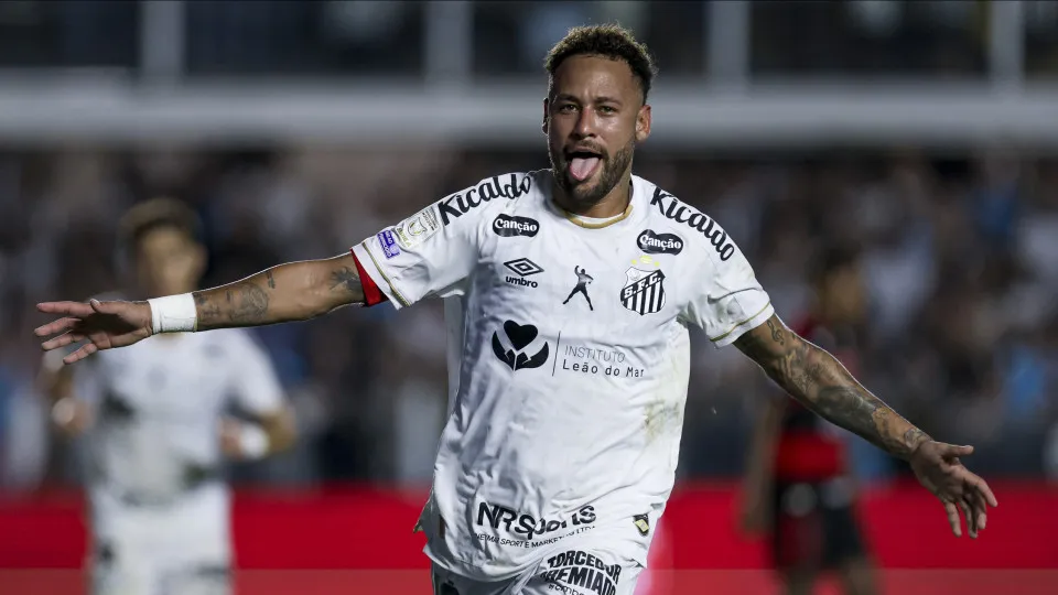 Neymar marca duas vezes, Flamengo tropeça e Palmeiras encosta no líder