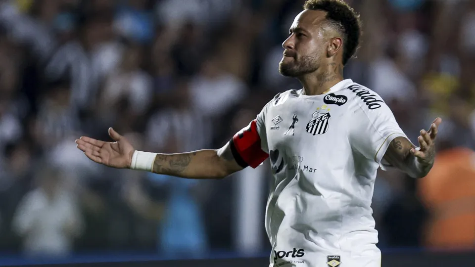 Neymar é exaltado por jornal após gols em Santos x Flamengo: 'Revoluciona o Brasileirão'